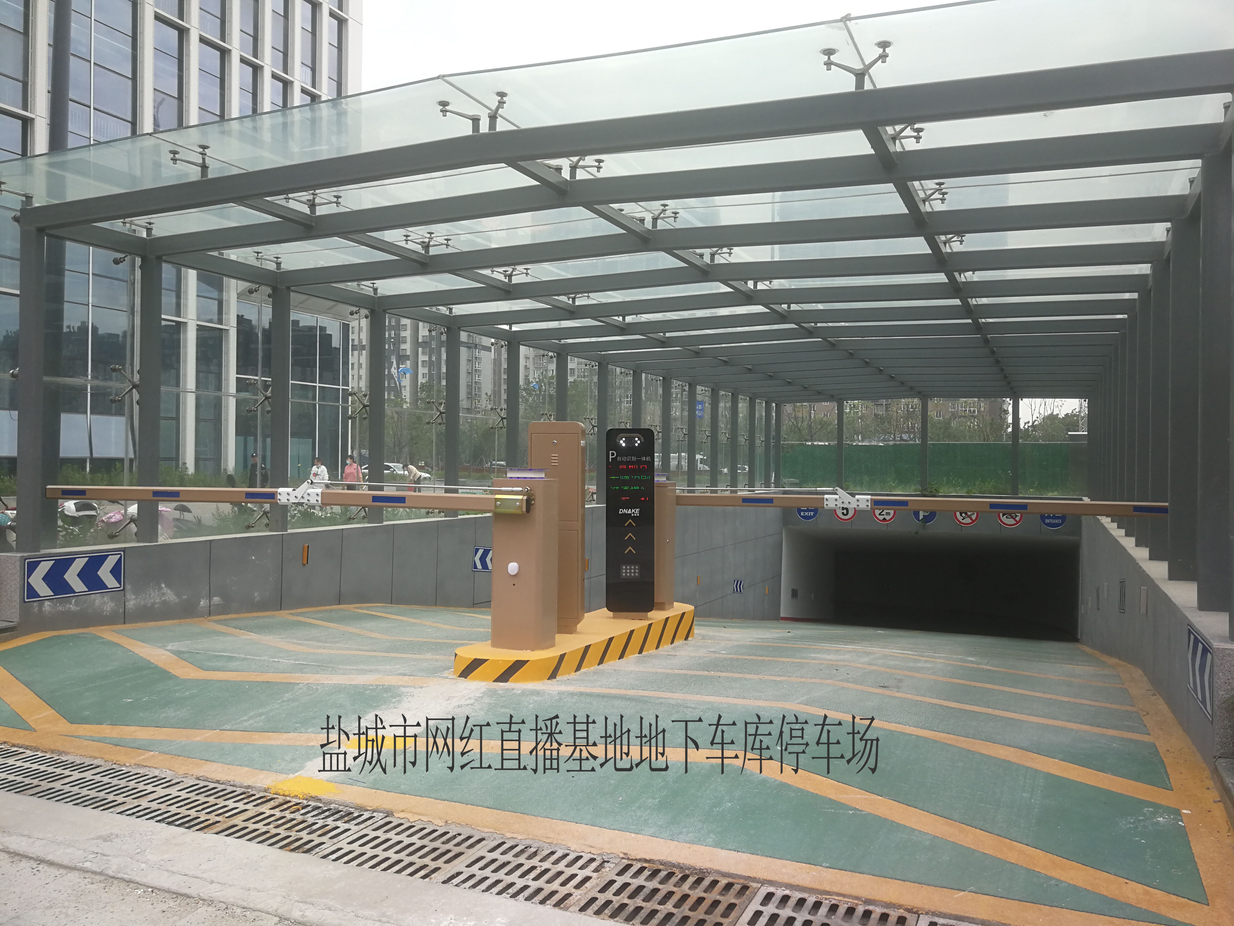 鹽城市網紅直播基地車庫